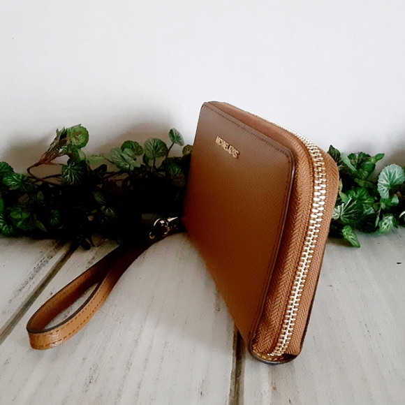 Michael Kors Multifunction Phone Wristlet/Wallet – Acorn - NWT - Picture 12 of 16